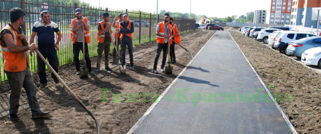 У новой гимназии «Краснообская» срочно закладывается тротуар